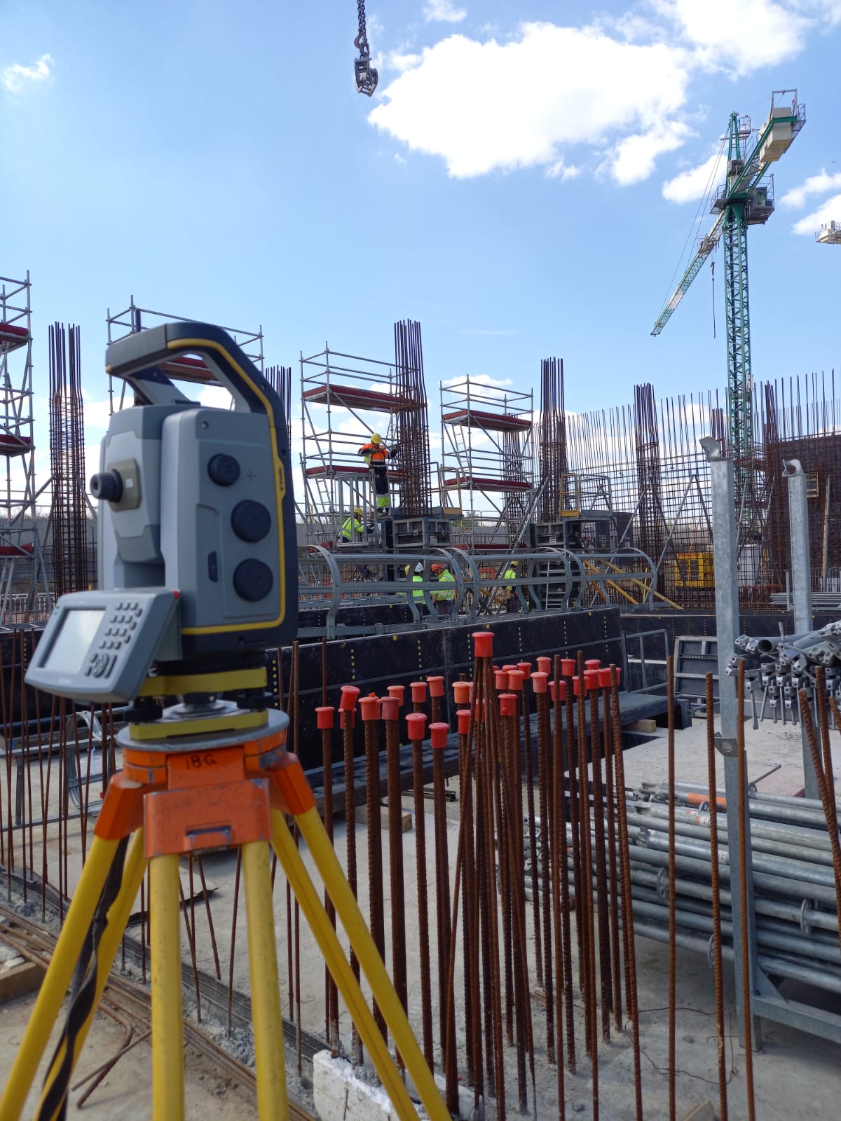 Zespół S-GEODEZJA przy pracy na budowie